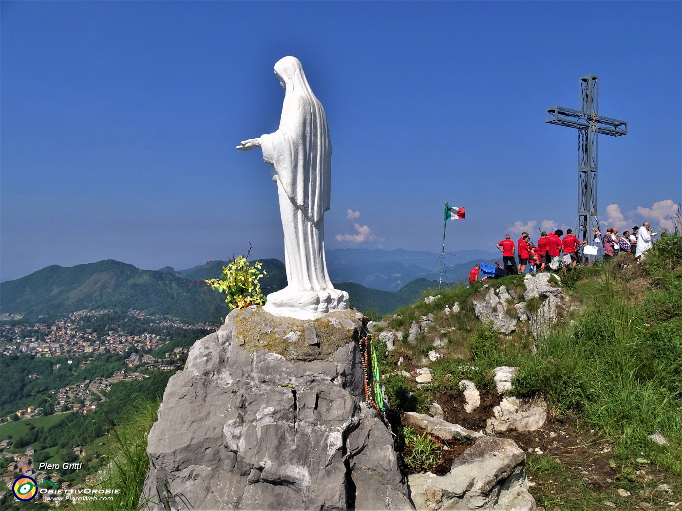 05 Madonnina e S. Messa alla Croce di vetta della Cornagera (1311 m).JPG